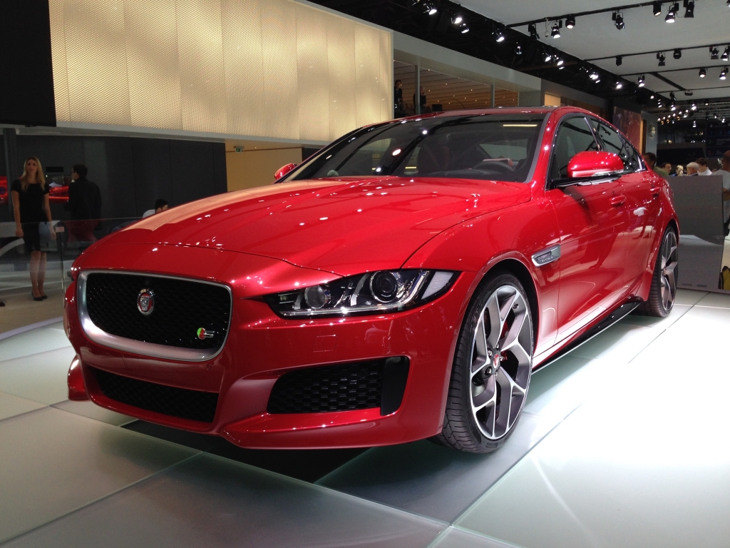 Paris 2014: Jaguar a pus in scena un sedan XE rosu, model dedicat femeilor si tinerilor