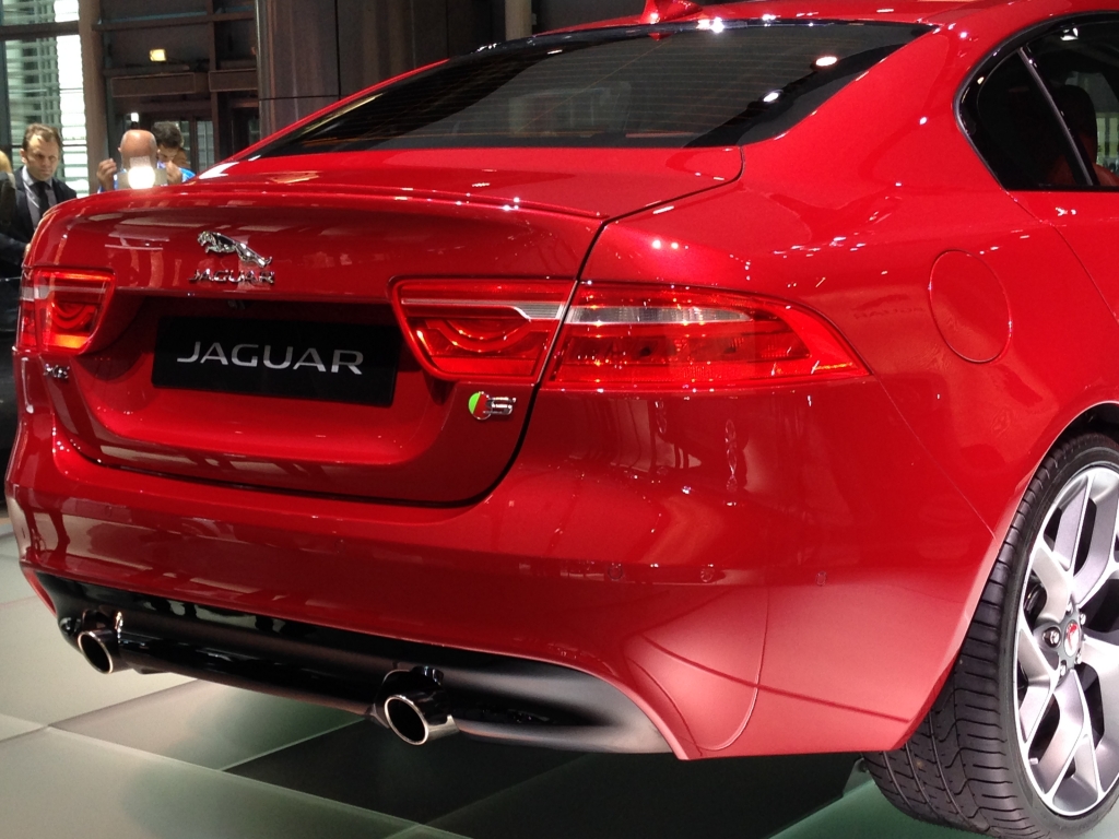 Paris 2014: Jaguar a pus in scena un sedan XE rosu, model dedicat femeilor si tinerilor