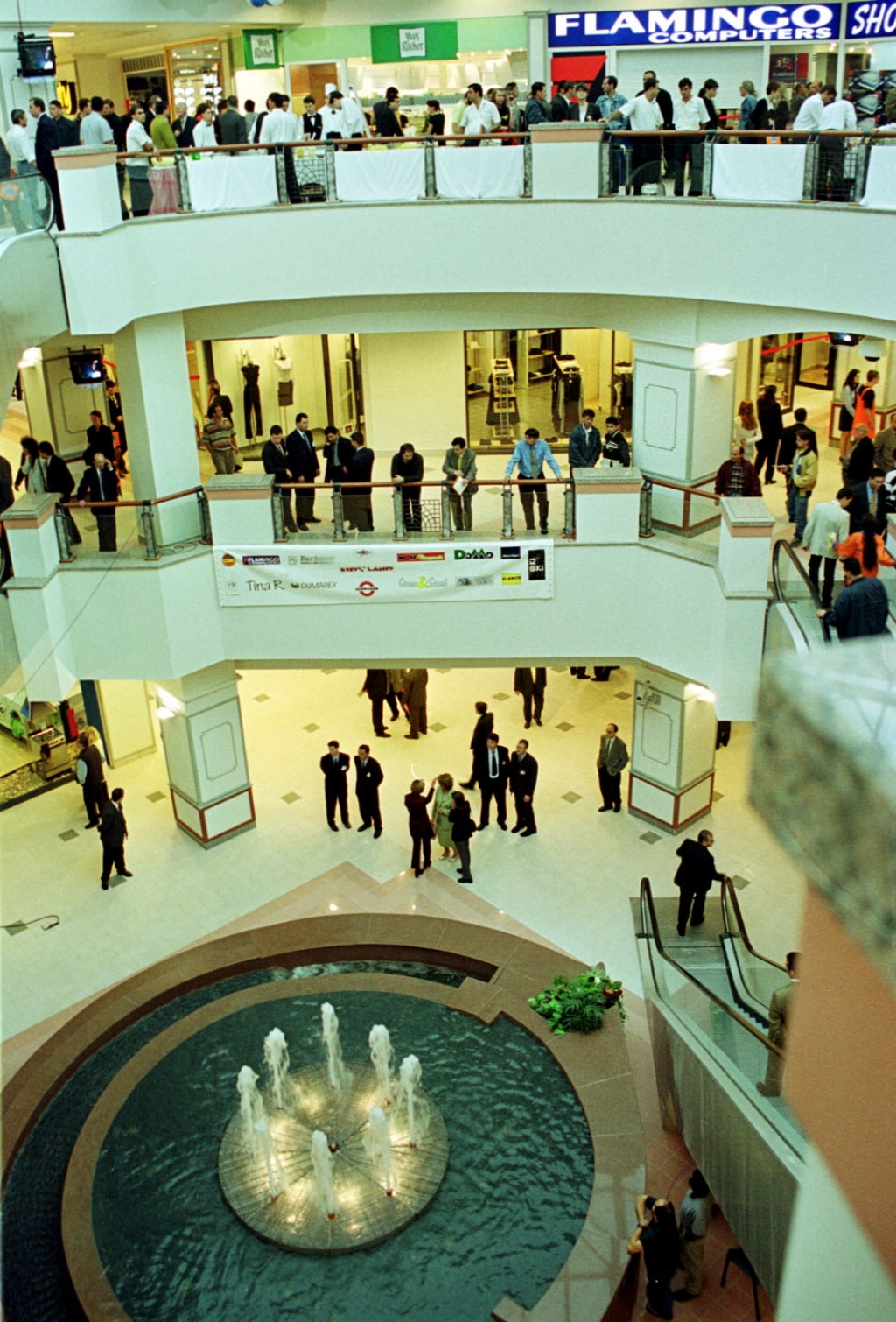 Cum arata o deschidere de mall la finalul anilor '90: povesti si fotografii de la prima deschidere a unui centru comercial modern