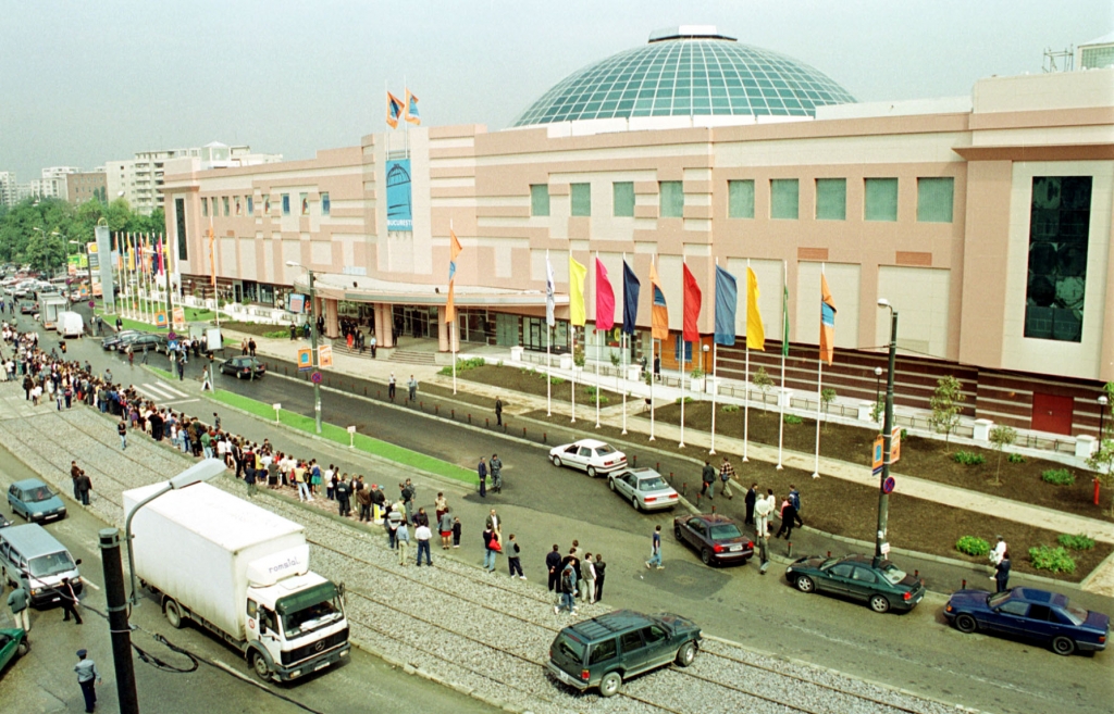 Cum arata o deschidere de mall la finalul anilor '90: povesti si fotografii de la prima deschidere a unui centru comercial modern