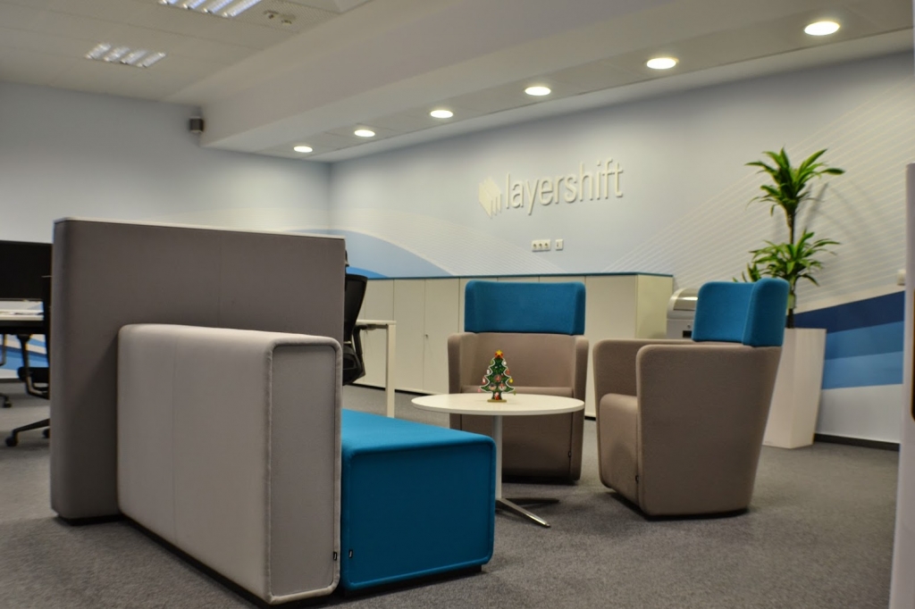 In vizita la LayerShift: birourile cu o terasa cat jumatate din sediu
