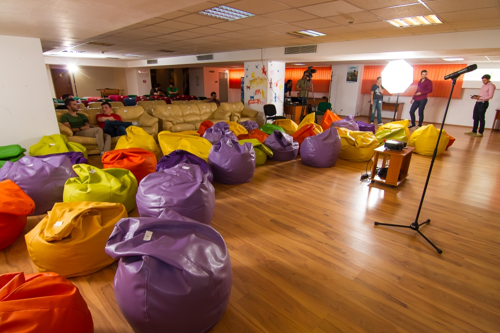 Un birou care stimuleaza creativitatea: cum lucreaza cei peste 1.200 de angajati Ubisoft