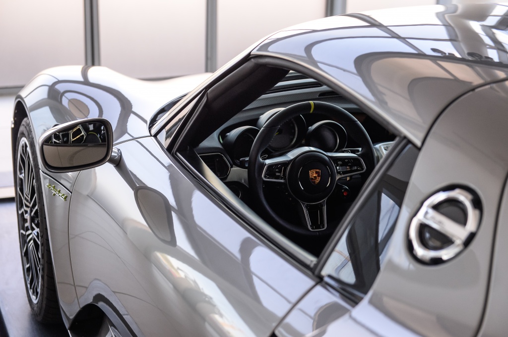 Tiriac a dat 860.000 euro pe un Porsche hibrid