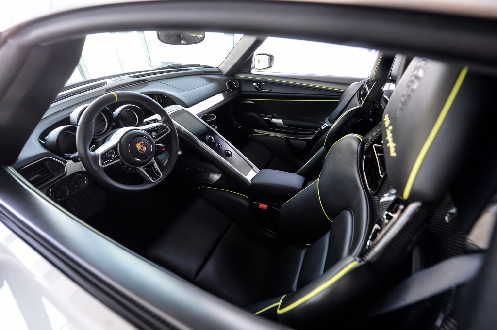 Tiriac a dat 860.000 euro pe un Porsche hibrid