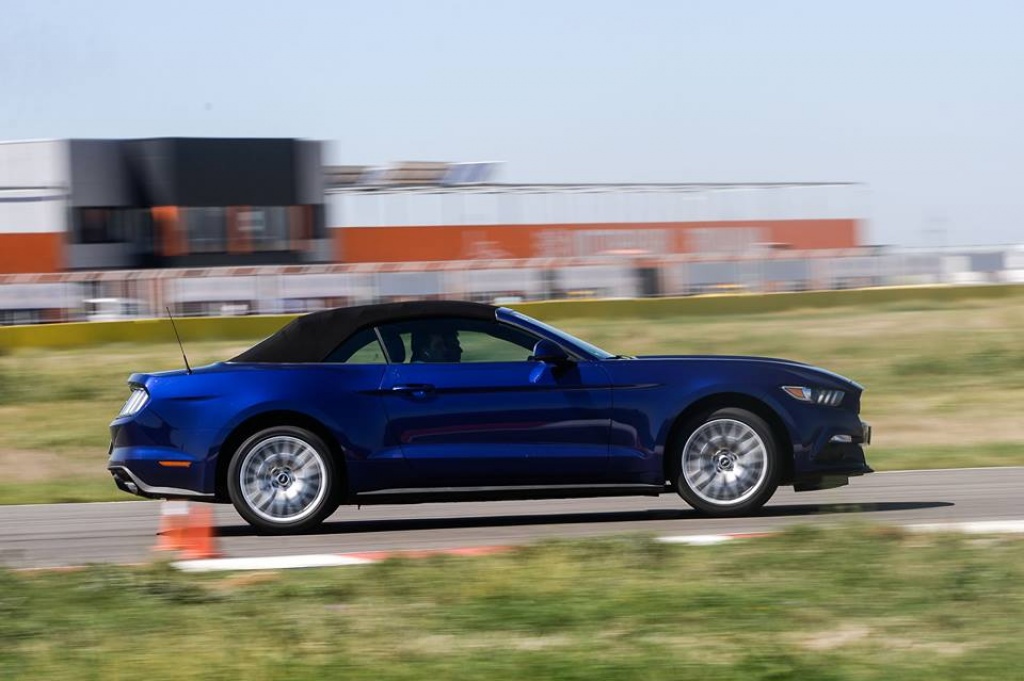 Test cu o legenda: coupe-ul american Ford Mustang
