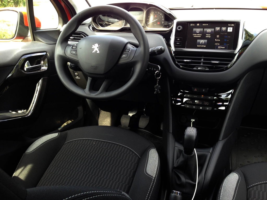 Test cu Peugeot 208 facelift, plin de energie