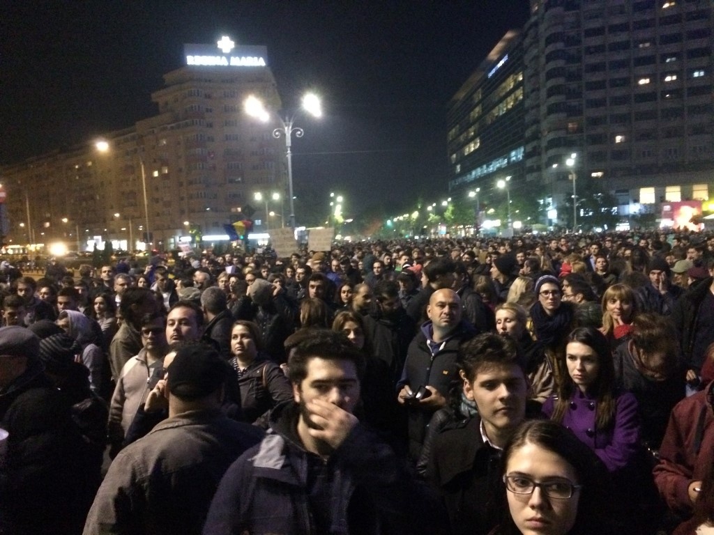 Zeci de mii de persoane, in strada dupa incendiul de la Colectiv. Se cer demisii