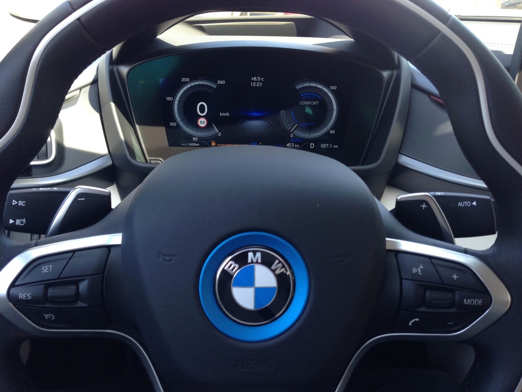 Test drive cu BMW i3 si BMW i8, doua masini electrice care par create de designeri de moda