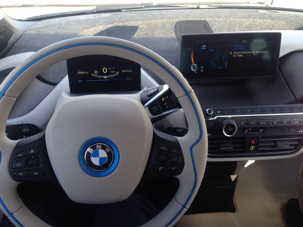 Test drive cu BMW i3 si BMW i8, doua masini electrice care par create de designeri de moda