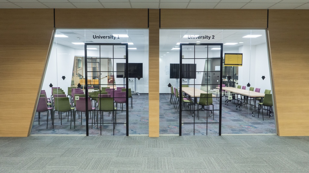 Extinderea sediului Betfair: cum arata birourile in care salile de sedinta sunt desfasurate pe stadioane, in biblioteci, cazinouri sau camine studentesti