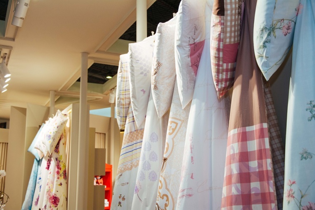 O treime din retailerii de la al doilea targ international de textile de interior incheie contracte. Cum arata o astfel de expozitie - galerie foto