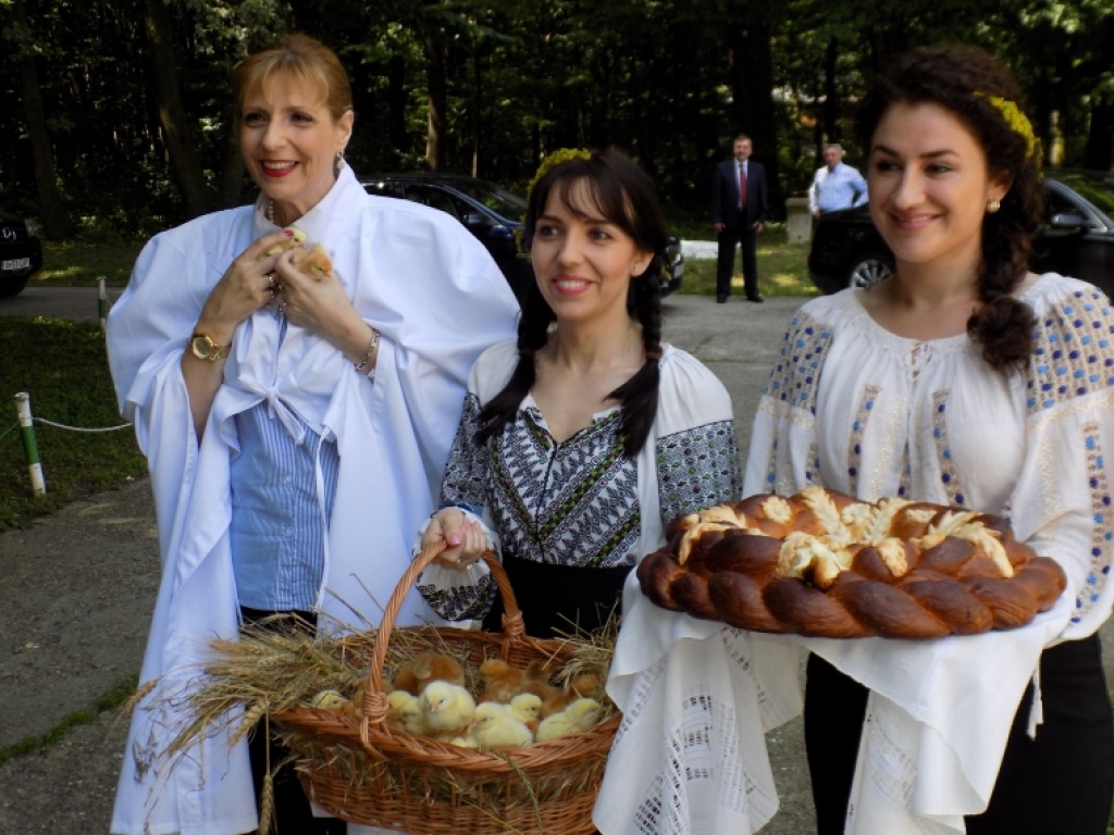 Agricola Bacau: cum se prepara salamul de Sibiu si Puiul Fericit la cel mai nou furnizor al Casei Regale