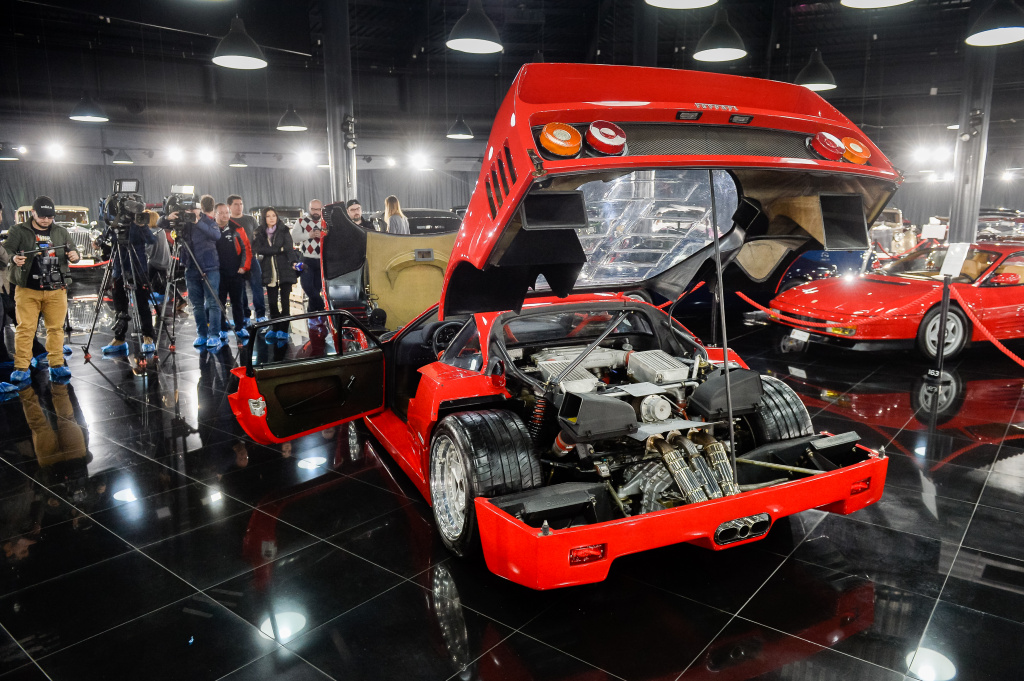 Tiriac a adus la expozitia sa de masini un model Ferrari F40 din anul 1989
