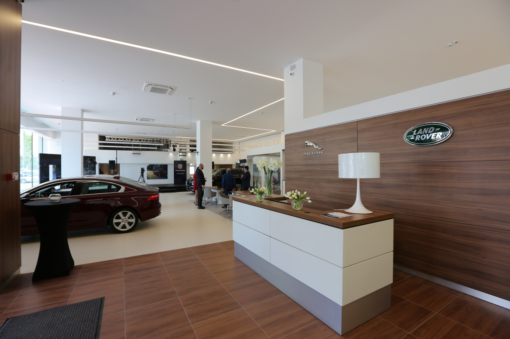 Tiriac da un nou look showroom-urilor Jaguar Land Rover: investitii de 3 MIL. euro