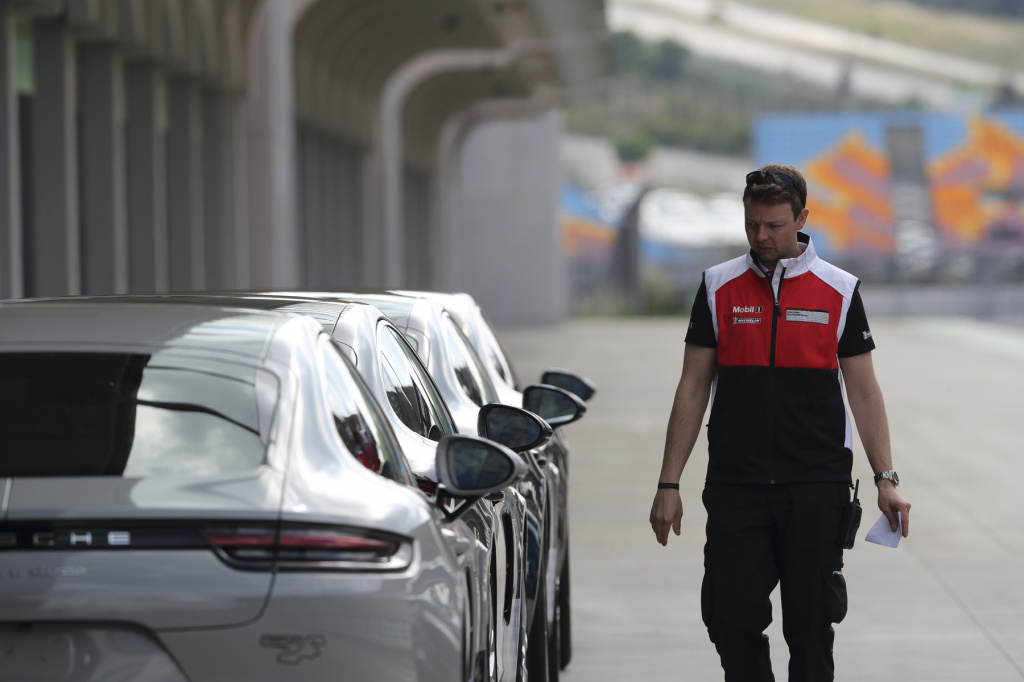 Tehnici din motorsport, la Istanbul, cu modele Porsche: tips and tricks
