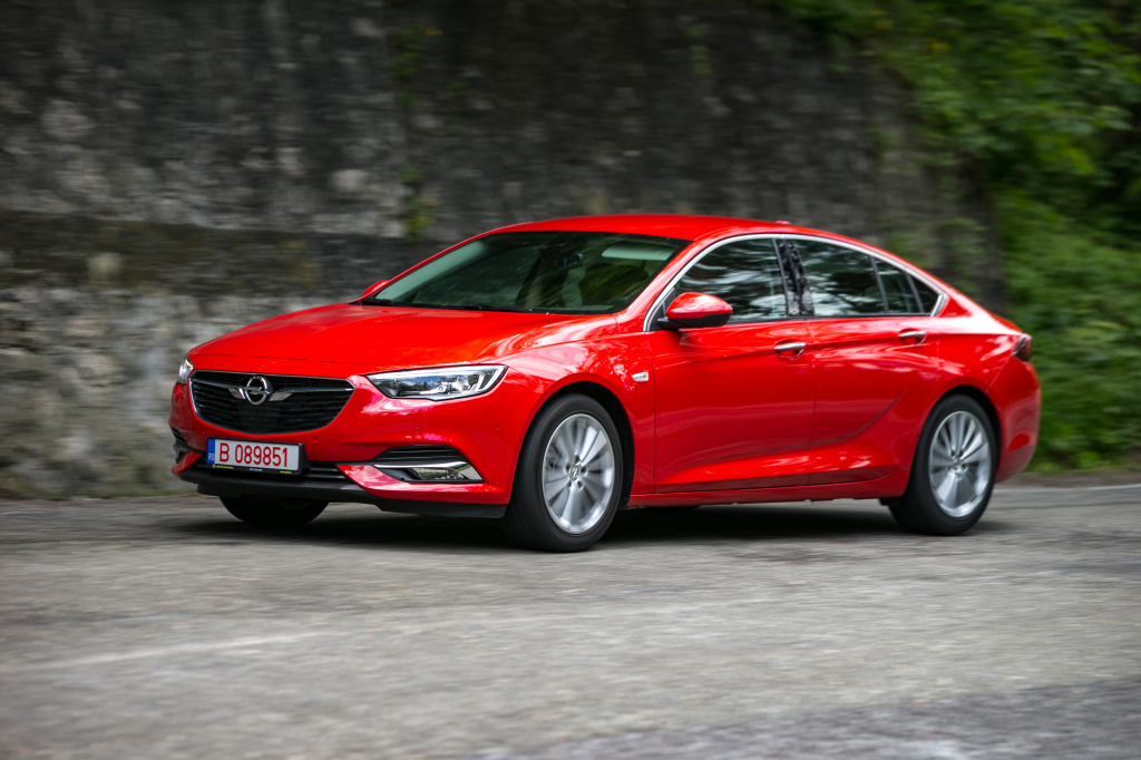 Test cu noul Opel Insignia: design de coupe, tinuta sportiva si tehnologii noi