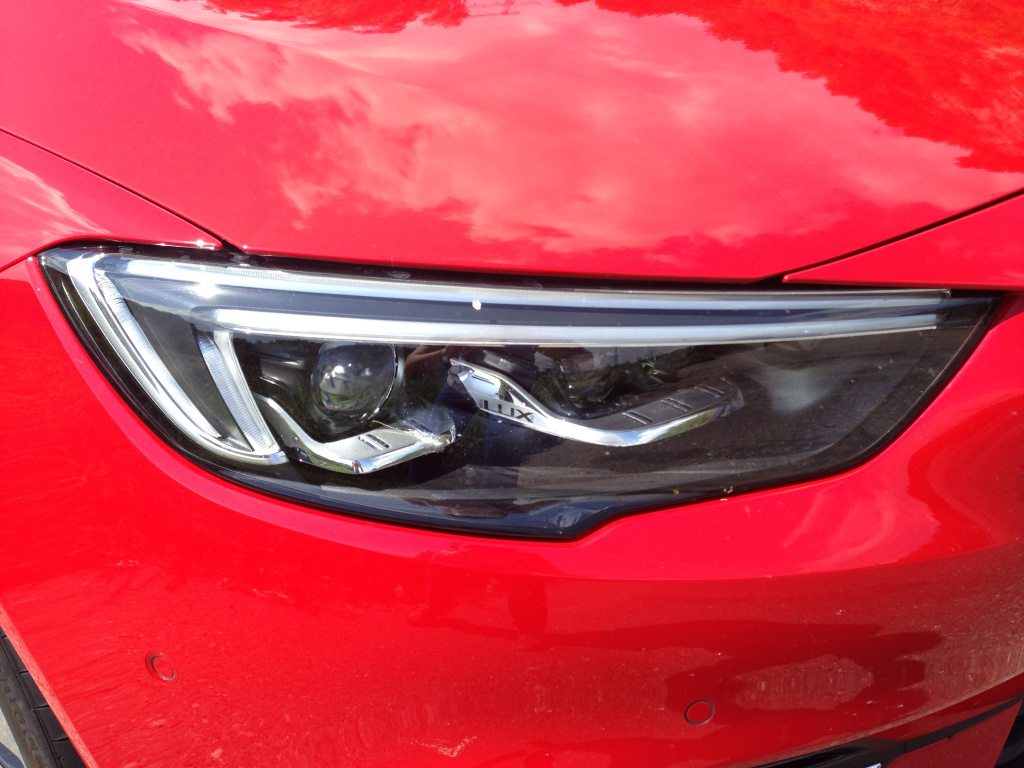 Test cu noul Opel Insignia: design de coupe, tinuta sportiva si tehnologii noi