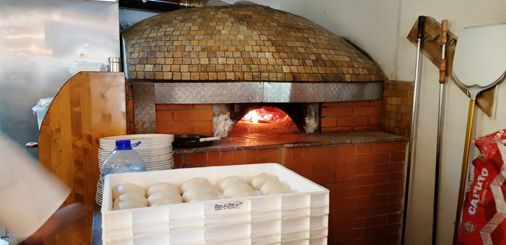 Review George Butunoiu: Italienii mananca pizza si paste in Calea Vitan