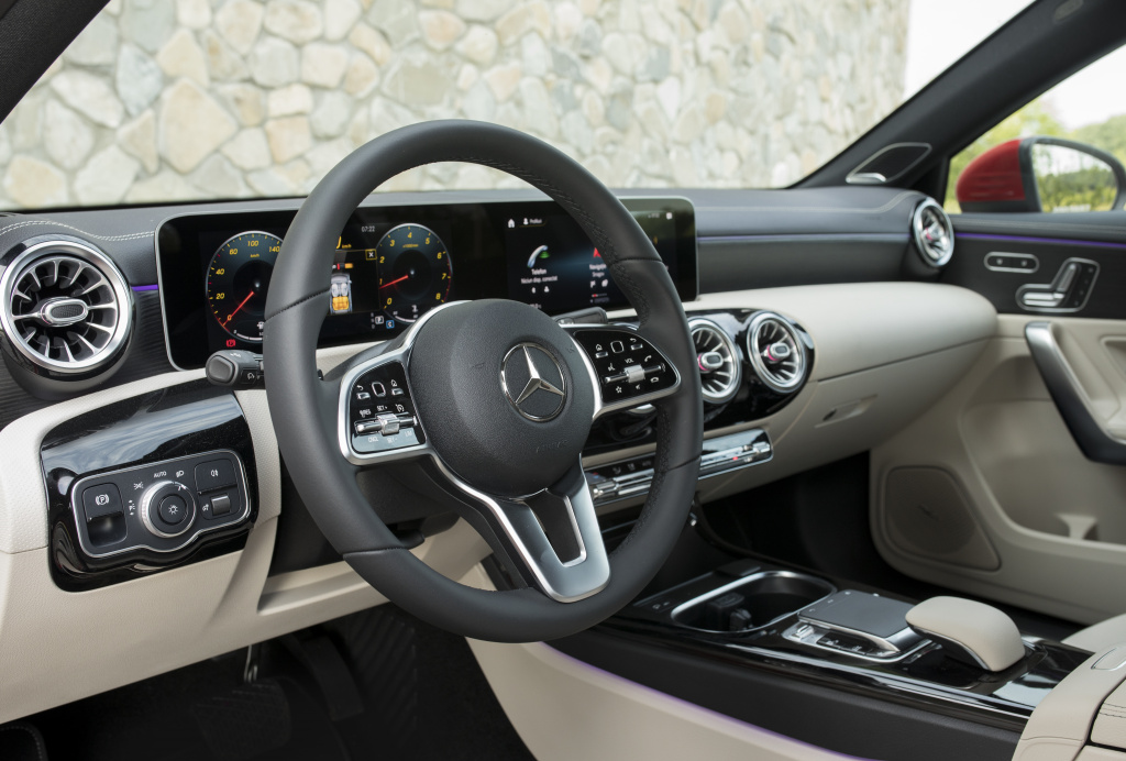 Test cu noul Mercedes-Benz Clasa A, mai inteligent si mai extravagant