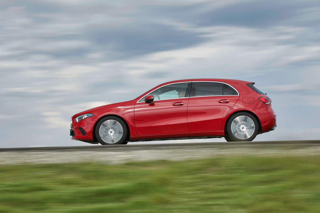 Test cu noul Mercedes-Benz Clasa A, mai inteligent si mai extravagant