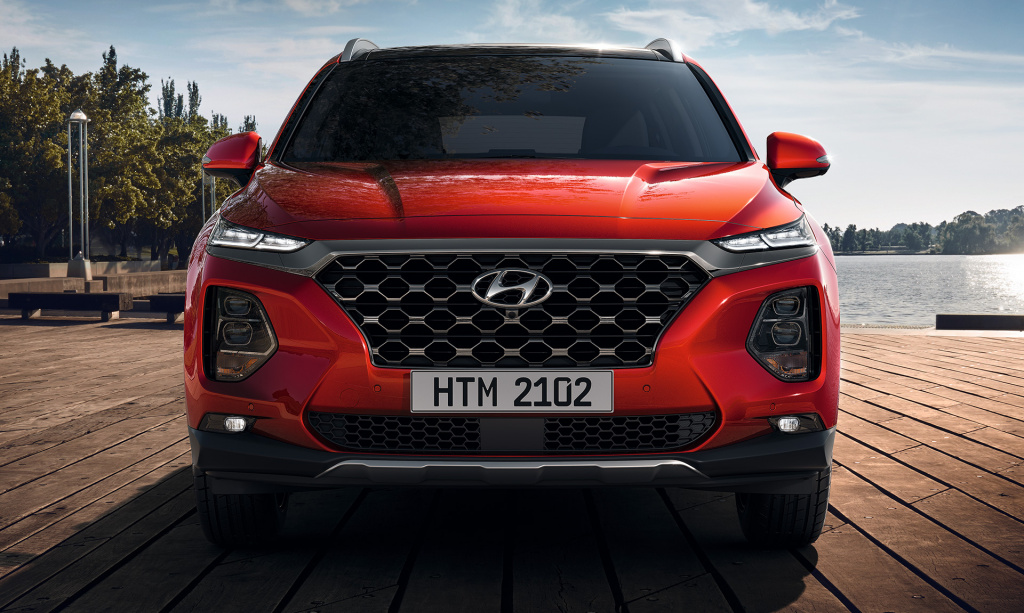 Cea de-a patra generatie Hyundai Santa Fe este disponibila in Romania intr-o echipare de varf. Costa 53.000 euro