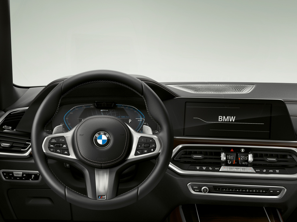 A doua generatie BMW X5 xDrive45e iPerformance poate rula electric pana la o viteza de 140 km/h