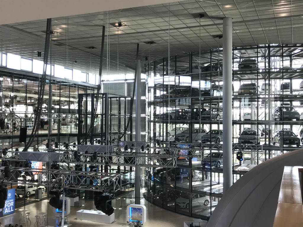 In vizita la fabrica de masini electrice Volkswagen din Dresda, pentru premiera mondiala a matricei modulare pentru condusul electric, platforma folosita de viitoarea gama Volkswagen ID