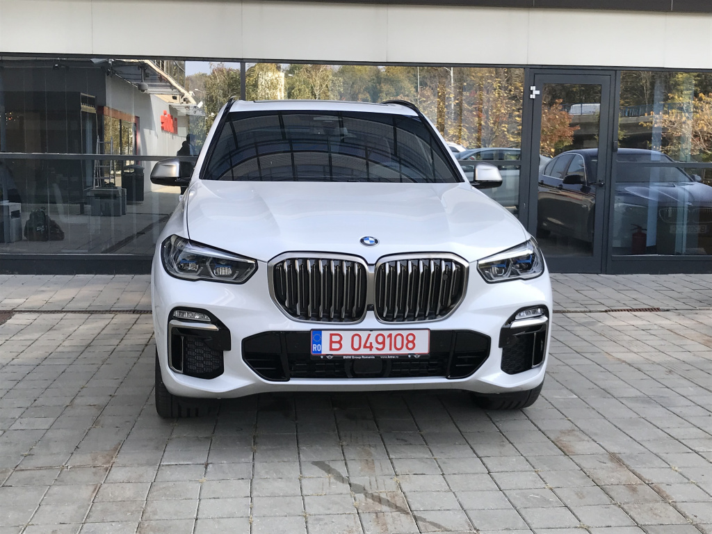 VIDEO: BMW X5 a fost prezentat la Bucuresti. Poate memora drumul pentru a merge singur in marsarier 50 metri