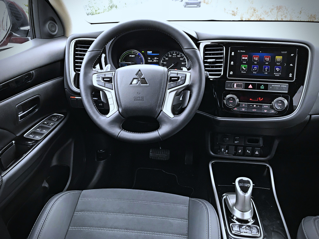 Test drive cu Mitsubishi Outlander PHEV, un SUV hibrid plug-in economic