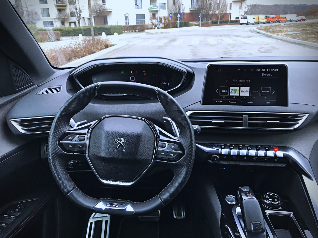 Test drive cu a doua generatie Peugeot 5008, un SUV cu 7 locuri si un interior elegant