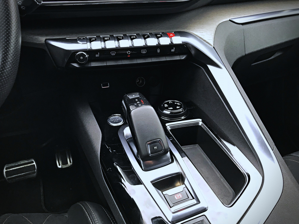 Test drive cu a doua generatie Peugeot 5008, un SUV cu 7 locuri si un interior elegant