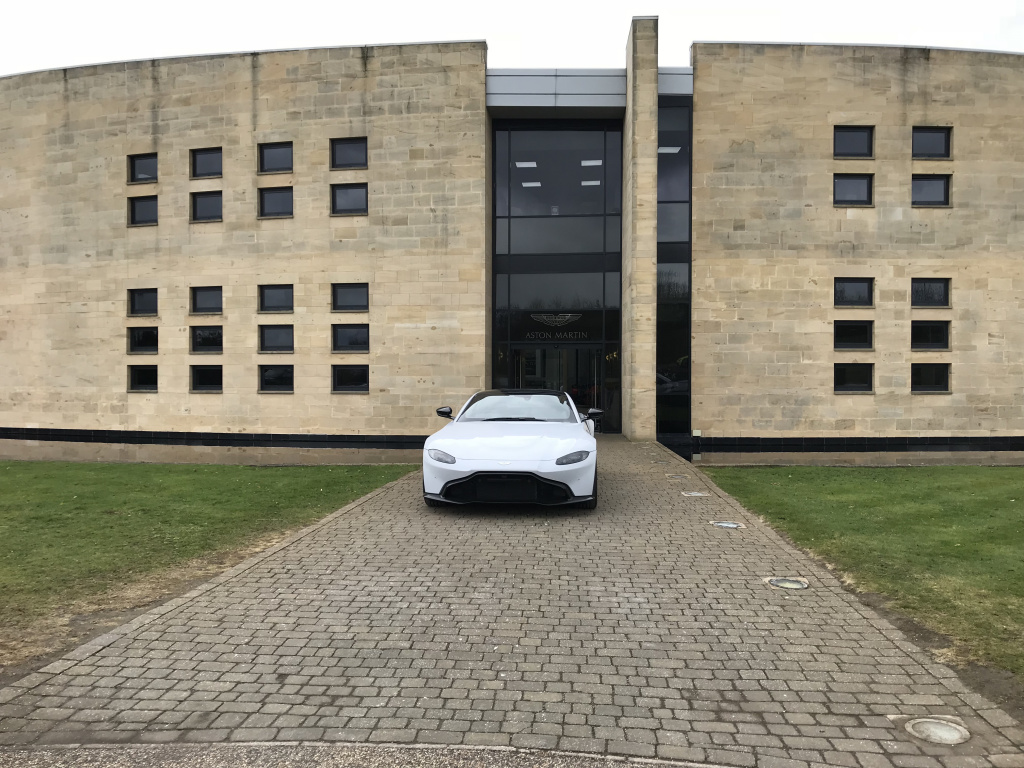 In vizita la fabricile Aston Martin din Anglia unde sunt produse noile modele si restaurate cele vechi