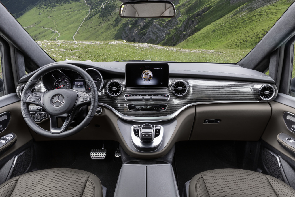 Mercedes-Benz Clasa V a primit un facelift. Interiorul este mai extravagant
