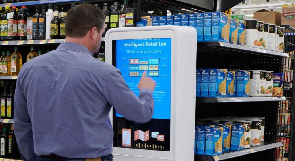 Cum foloseste Walmart Inteligenta Articifiala pentru a verifica stocul, data de expirare sau disponibilitatea caselor de marcat