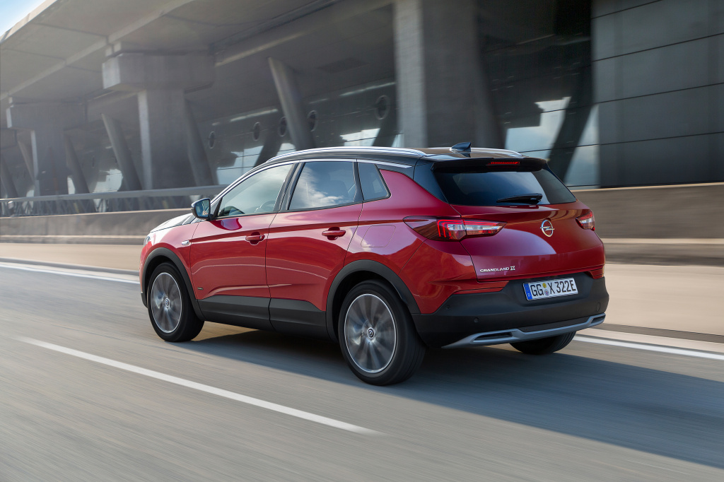 Opel lanseaza noua versiune Grandland X PHEV