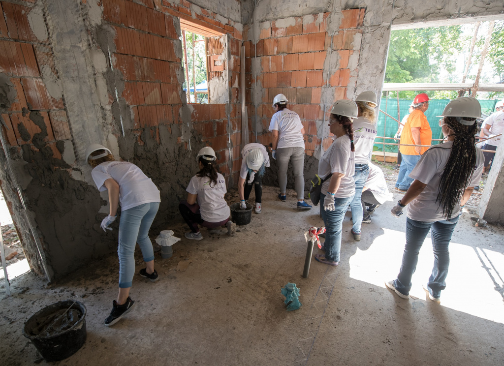 Constructorii de vise: o zi de voluntariat cu echipa TELUS International, pe santierul Habitat for Humanity din Buftea