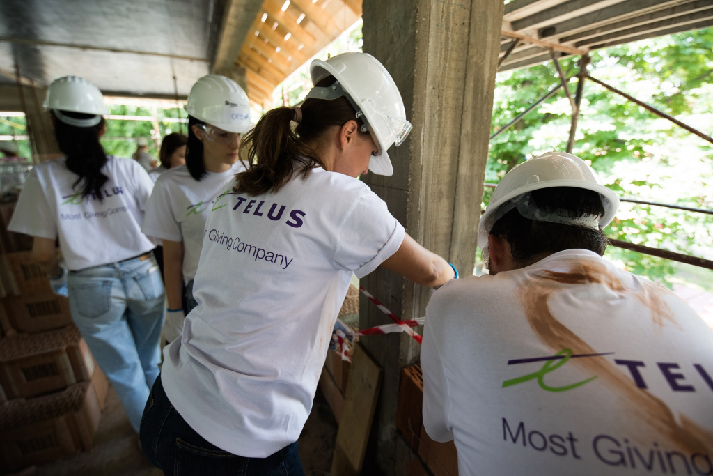 Constructorii de vise: o zi de voluntariat cu echipa TELUS International, pe santierul Habitat for Humanity din Buftea