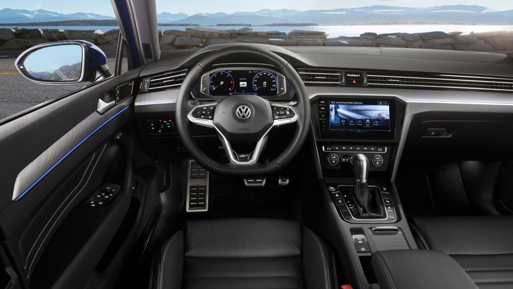 Volkswagen Passat facelift poate fi comandat in Romania. Telefonul mobil, pe post de cheie