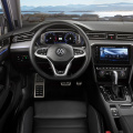 Volkswagen Passat facelift poate fi comandat in Romania. Telefonul mobil, pe post de cheie - Foto 4