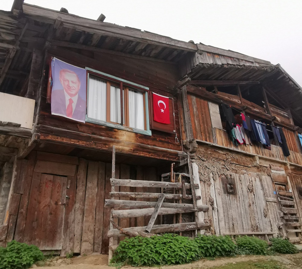 FOTO In trecere prin orasul natal al lui Erdogan: cum s-a pregatit Rize pentru vizita presedintelui Turciei