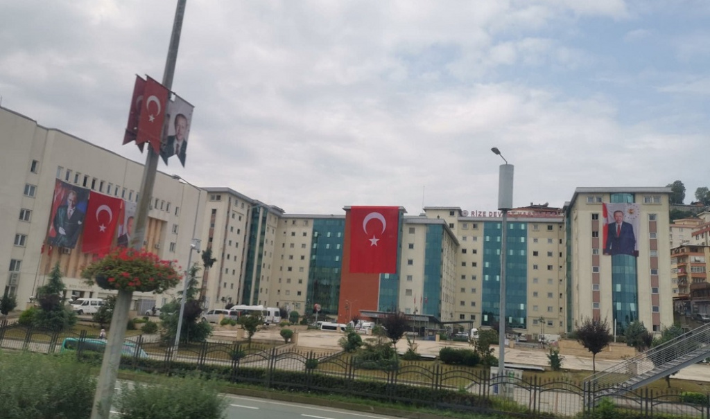 FOTO In trecere prin orasul natal al lui Erdogan: cum s-a pregatit Rize pentru vizita presedintelui Turciei