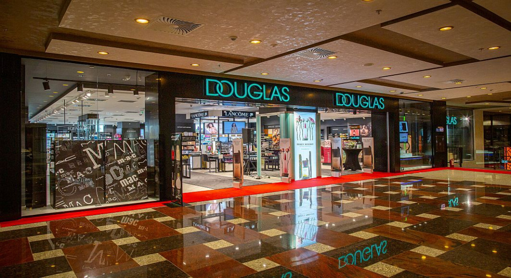 Douglas a deschis cea mai mare parfumerie din Romania