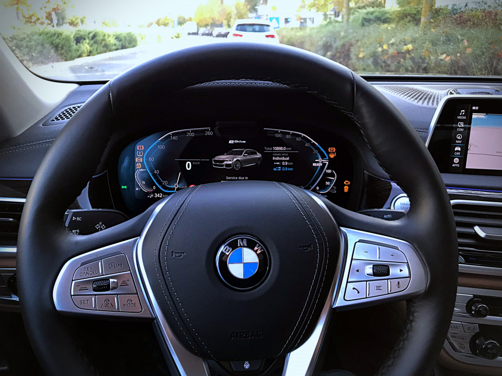 Test drive cu BMW 745e facelift - sedanul care merge 40% din timp gratis