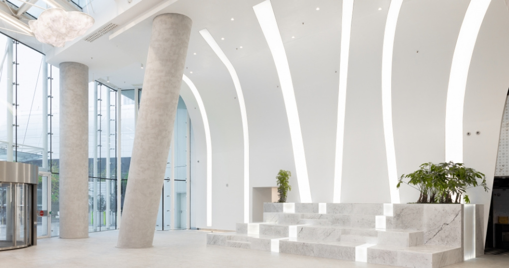Cum arata lobby-ul inteligent din Bucuresti cu cea mai mare podea cinetica din lume dintr-o cladire de birouri