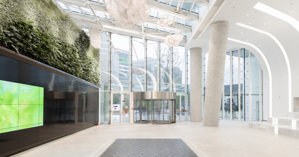 Cum arata lobby-ul inteligent din Bucuresti cu cea mai mare podea cinetica din lume dintr-o cladire de birouri