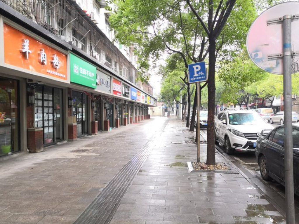 FOTO VIDEO Cum arata Wuhan, oras cu 11 milioane de locuitori, in carantina: strazi pustii, supermarketuri goale