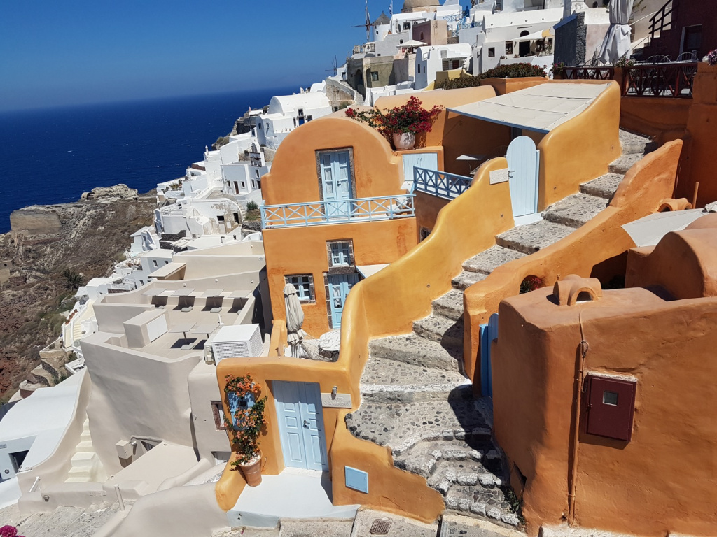 GALERIE FOTO | Santorini, insula de lux a Greciei în care bogații se duc cu elicopterul la plajă