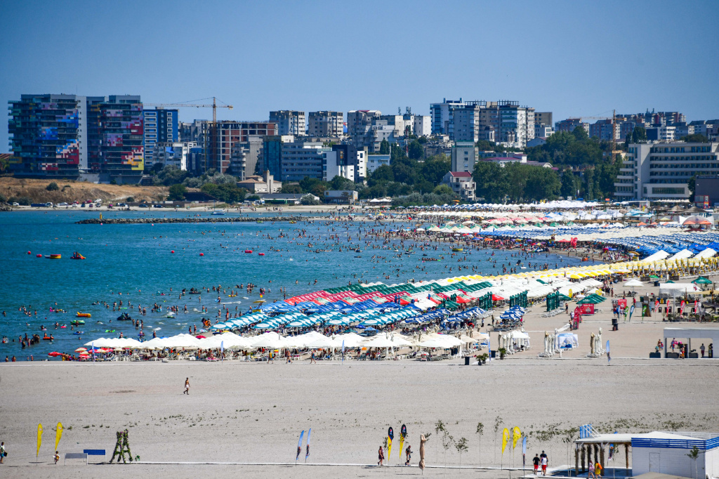 GALERIE FOTO | Mai puțini turiști în Mamaia, un fel de Mykonos al României? „Plajele lărgite dau impresia că sunt goale”