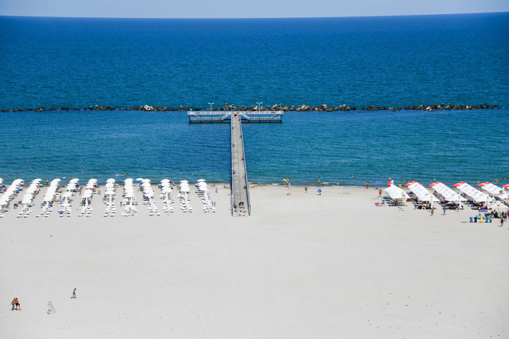 GALERIE FOTO | Mai puțini turiști în Mamaia, un fel de Mykonos al României? „Plajele lărgite dau impresia că sunt goale”