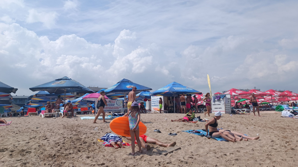FOTO | Eforie Nord, în cel mai aglomerat weekend de pe litoral. Cât costă un șezlong și o bere pe plajă